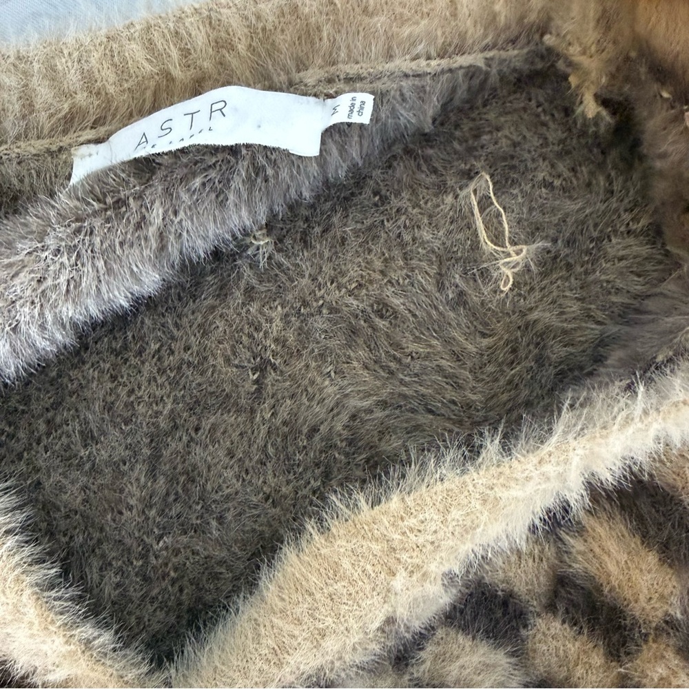 ASTR The Label Faux Fur Check Cardigan in Tan & Brown Checked Size Medium - Picture 8 of 12